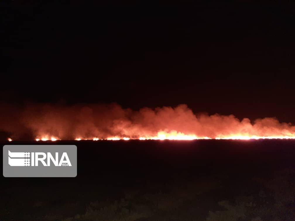 خبرنگاران آتش سوزی در مزارع جو گوهرکوه تفتان خبرنگاران آتش سوزی در مزارع جو گوهرکوه تفتان