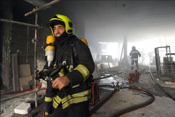 آتش سوزی در یک مجموعه اقامتی در حال تعمیر در مشهد